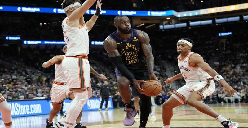 LeBron James và phong độ đáng kinh ngạc dù ở tuổi 39